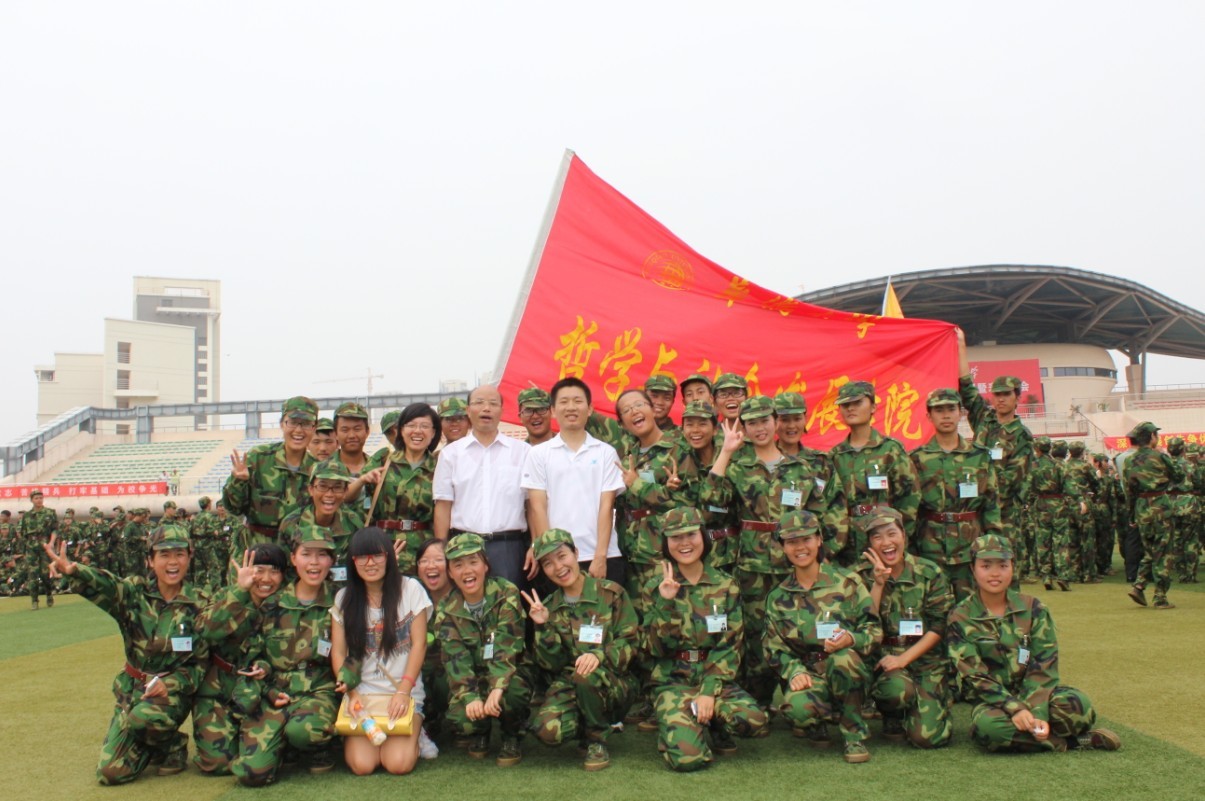 军训结束后同学们与学院领导老师合影留念